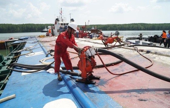 Vụ chìm tàu trên sông Lòng Tàu: Đã hút được 60/173 m³ dầu còn trên tàu ảnh 1