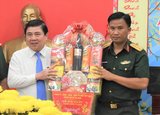 Đồng chí Nguyễn Thành Phong thăm, chúc tết một số đơn vị quân đội và cá nhân ảnh 1