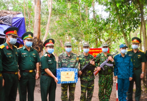 Chính ủy Quân khu 7 thăm các chốt phòng, chống dịch trên tuyến biên giới Tây Ninh ảnh 1