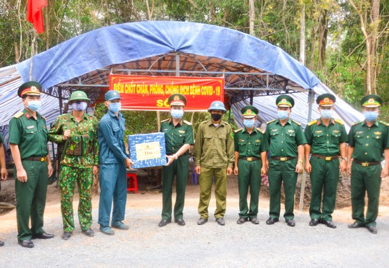 Chính ủy Quân khu 7 thăm các chốt phòng, chống dịch trên tuyến biên giới Tây Ninh ảnh 3