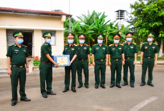 Chính ủy Quân khu 7 thăm các chốt phòng, chống dịch trên tuyến biên giới Tây Ninh ảnh 2