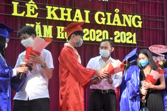 Chủ tịch UBND TPHCM Nguyễn Thành Phong dự lễ khai giảng tại Trường THPT Mạc Đĩnh Chi ảnh 9
