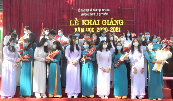 Chủ tịch UBND TPHCM Nguyễn Thành Phong dự lễ khai giảng tại Trường THPT Mạc Đĩnh Chi ảnh 8