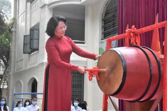 Chủ tịch UBND TPHCM Nguyễn Thành Phong dự lễ khai giảng tại Trường THPT Mạc Đĩnh Chi ảnh 5