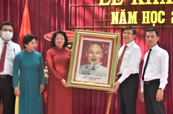 Chủ tịch UBND TPHCM Nguyễn Thành Phong dự lễ khai giảng tại Trường THPT Mạc Đĩnh Chi ảnh 4