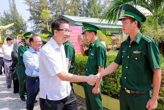 Lãnh đạo TPHCM thăm, chúc tết bộ đội biên phòng và ngư dân huyện Cần Giờ ảnh 2