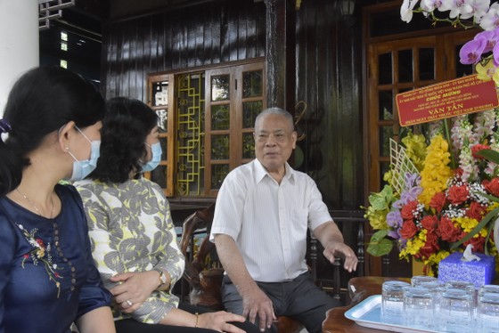 Phó Chủ tịch UBND TPHCM Phan Thị Thắng thăm thầy thuốc lão thành ảnh 1