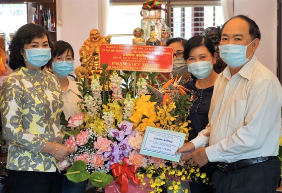 Phó Chủ tịch UBND TPHCM Phan Thị Thắng thăm thầy thuốc lão thành ảnh 2