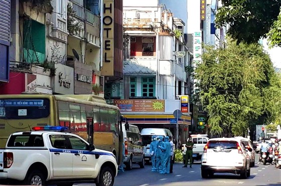 Đưa đi cách ly 35 người Trung Quốc nghi nhập cảnh trái phép, phong tỏa một khách sạn tại quận 1 (TPHCM) ảnh 1