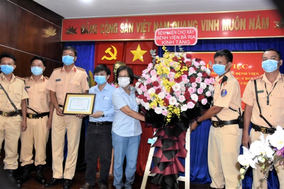 Tri ân các chiến sĩ CSGT hỗ trợ bệnh viện vận chuyển, ghép tạng ảnh 3