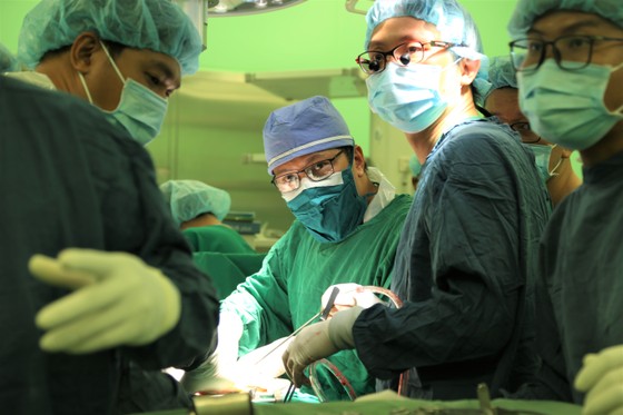 Tri ân các chiến sĩ CSGT hỗ trợ bệnh viện vận chuyển, ghép tạng ảnh 2