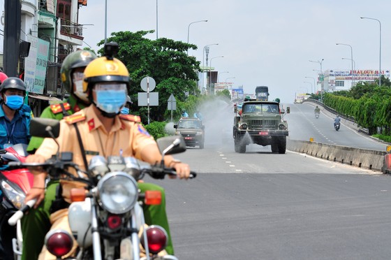 Quân đội phun khử khuẩn tại phường Thạnh Lộc, quận 12 ảnh 1
