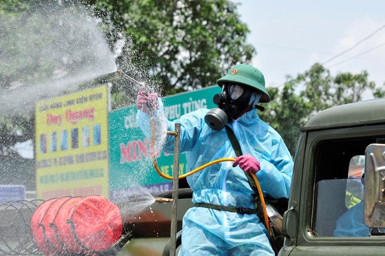 Quân đội phun khử khuẩn tại phường Thạnh Lộc, quận 12 ảnh 3