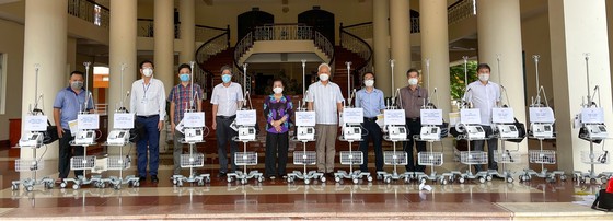 Bệnh viện quận Tân Phú được trao tặng hàng chục máy thở oxy lưu lượng cao  ảnh 1