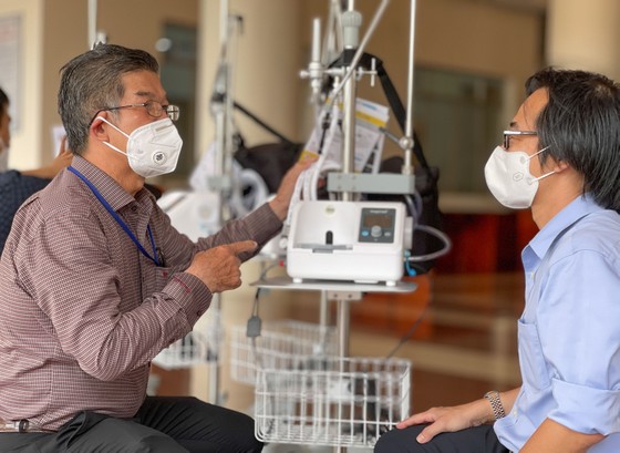 Bệnh viện quận Tân Phú được trao tặng hàng chục máy thở oxy lưu lượng cao  ảnh 2