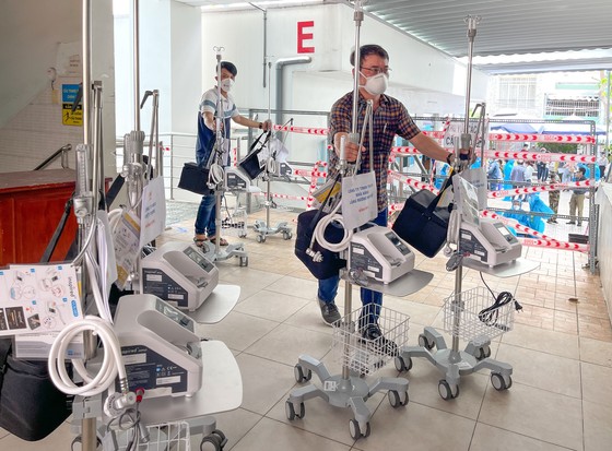 Bệnh viện quận Tân Phú được trao tặng hàng chục máy thở oxy lưu lượng cao  ảnh 3