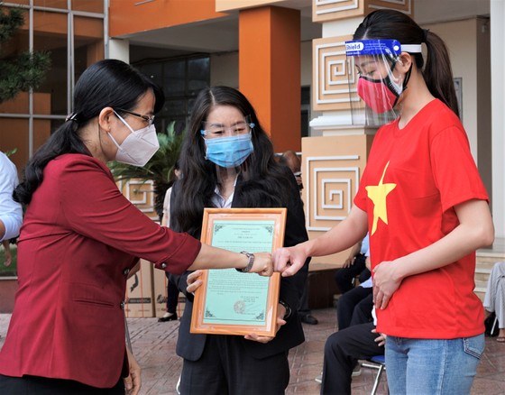 Bệnh viện quận Tân Phú được trao tặng 2 xe cứu thương hiện đại ảnh 5