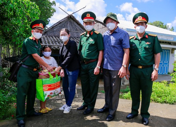 Trao kinh phí xây 'Nhà đồng đội' và tặng quà cho người dân trên ấp đảo Thiềng Liềng ảnh 4
