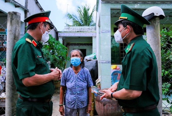 Trao kinh phí xây 'Nhà đồng đội' và tặng quà cho người dân trên ấp đảo Thiềng Liềng ảnh 1