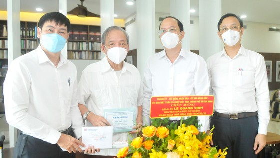 Chủ tịch UBND TPHCM thăm gia đình cố Giáo sư Nguyễn Thiện Thành ảnh 4