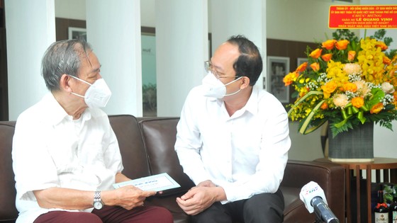 Chủ tịch UBND TPHCM thăm gia đình cố Giáo sư Nguyễn Thiện Thành ảnh 5