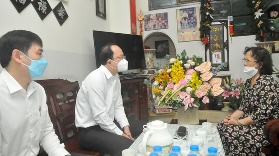 Chủ tịch UBND TPHCM thăm gia đình cố Giáo sư Nguyễn Thiện Thành ảnh 6
