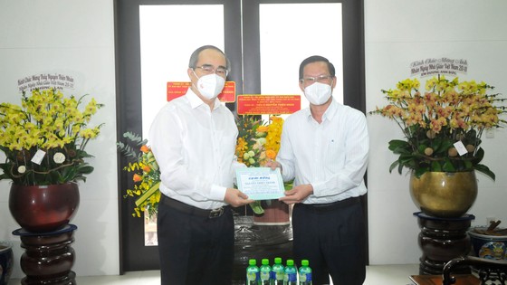 Chủ tịch UBND TPHCM thăm gia đình cố Giáo sư Nguyễn Thiện Thành ảnh 2