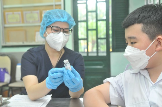 TPHCM: Gần 30.000 học sinh lớp 6 tiêm vaccine Covid-19 ảnh 3