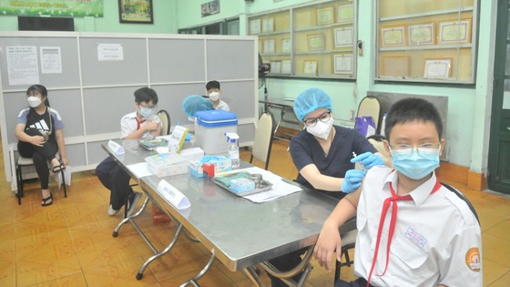 TPHCM: Gần 30.000 học sinh lớp 6 tiêm vaccine Covid-19 ảnh 4