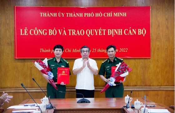 Trao Quyết định Phó Bí thư Đảng uỷ cho Chỉ huy trưởng Bộ đội Biên phòng TPHCM ảnh 1