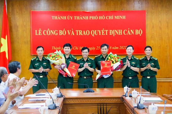 Trao Quyết định Phó Bí thư Đảng uỷ cho Chỉ huy trưởng Bộ đội Biên phòng TPHCM ảnh 2