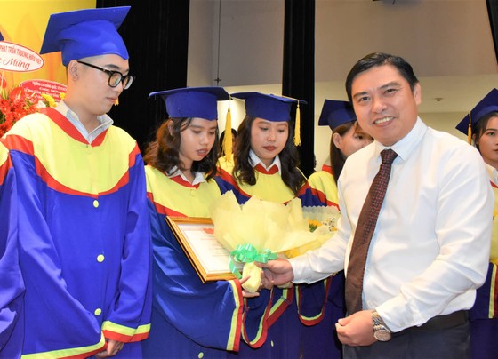 Trường Cao đẳng Đại Việt Sài Gòn trao bằng tốt nghiệp cho 1.279 tân cử nhân ảnh 1