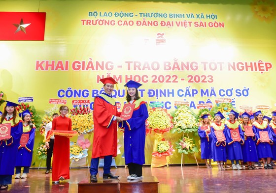 Trường Cao đẳng Đại Việt Sài Gòn trao bằng tốt nghiệp cho 1.279 tân cử nhân ảnh 3