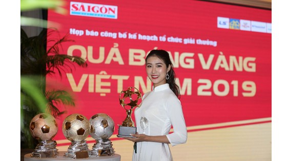 Hoa hậu Du lịch thế giới được yêu thích nhất năm 2019 đẹp rạng rỡ bên quả bóng vàng Việt Nam ảnh 6
