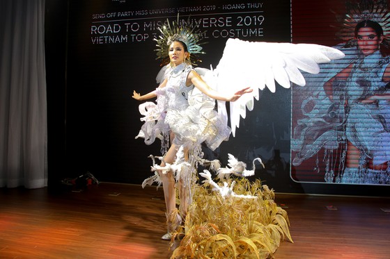 Café phin sữa đá là trang phục dân tộc của Hoàng Thùy tại Miss Universe 2019 ảnh 2