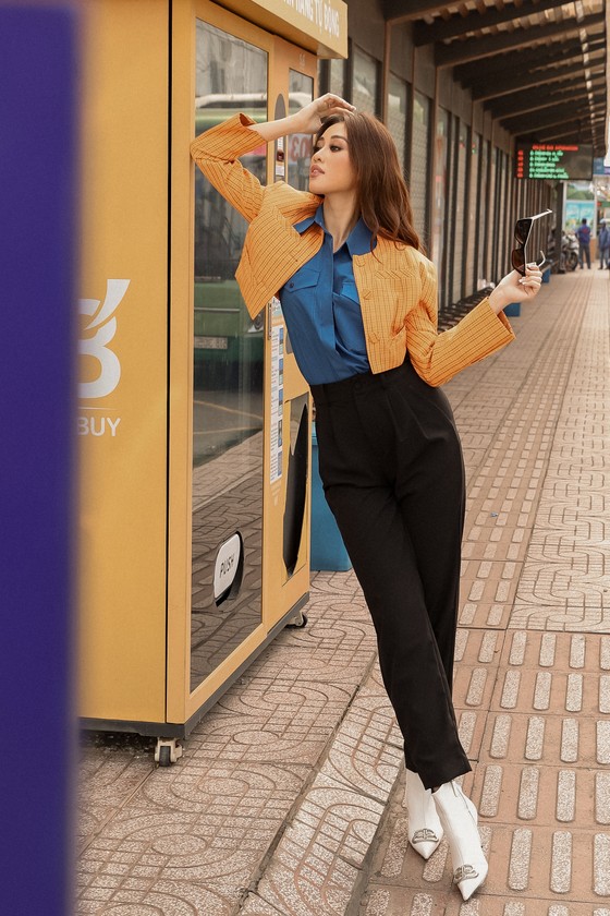 Hoa hậu Hoàn vũ Việt Nam Khánh Vân thả dáng dạo phố trong trang phục tone trầm ảnh 9