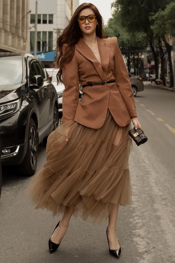 Hoa hậu Hoàn vũ Việt Nam Khánh Vân thả dáng dạo phố trong trang phục tone trầm ảnh 3