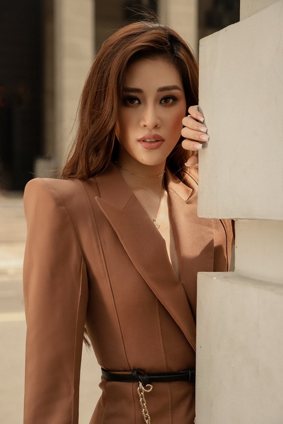 Hoa hậu Hoàn vũ Việt Nam Khánh Vân thả dáng dạo phố trong trang phục tone trầm ảnh 6