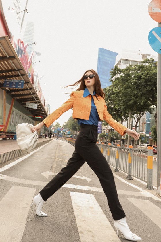 Hoa hậu Hoàn vũ Việt Nam Khánh Vân thả dáng dạo phố trong trang phục tone trầm ảnh 7