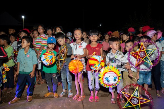 H’Hen Niê, Khánh Vân, Mâu Thuỷ, Lệ Hằng, Lê Thuý tổ chức vui tết trung thu cho trẻ em buôn làng ảnh 4