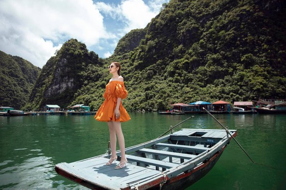 Á hậu Tú Anh tạo dáng giữa biển trời Hạ Long trong thiết kế mùa hè của Lê Thanh Hoà ảnh 11