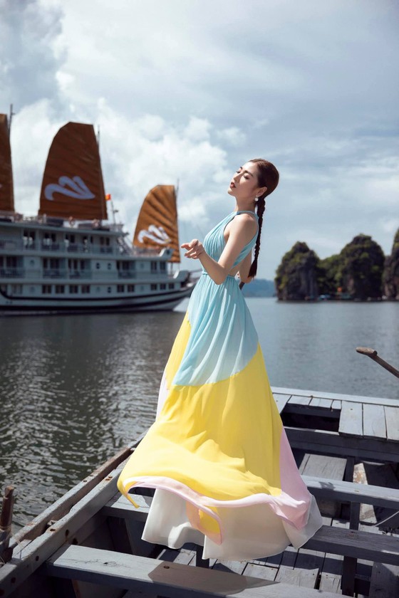 Á hậu Tú Anh tạo dáng giữa biển trời Hạ Long trong thiết kế mùa hè của Lê Thanh Hoà  ảnh 15