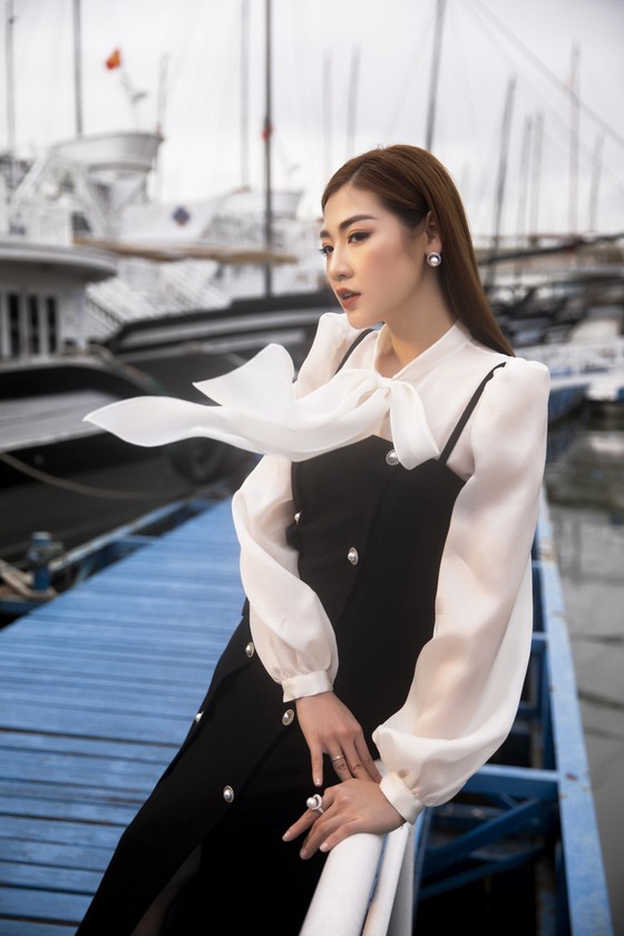 Á hậu Tú Anh tạo dáng giữa biển trời Hạ Long trong thiết kế mùa hè của Lê Thanh Hoà ảnh 1