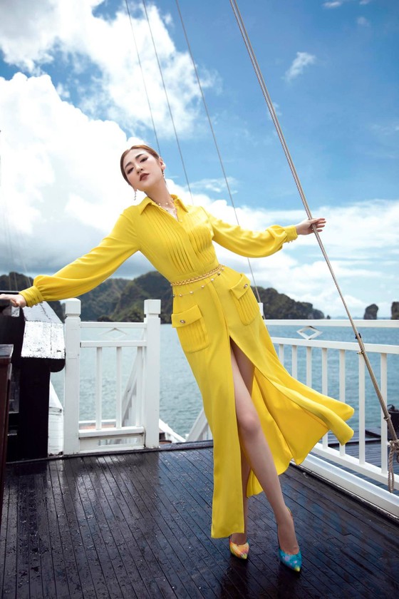 Á hậu Tú Anh tạo dáng giữa biển trời Hạ Long trong thiết kế mùa hè của Lê Thanh Hoà ảnh 8