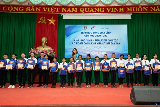 Hoa hậu H’Hen Niê trao tặng 3 hệ thống lọc nước cùng 225 suất học bổng ảnh 4