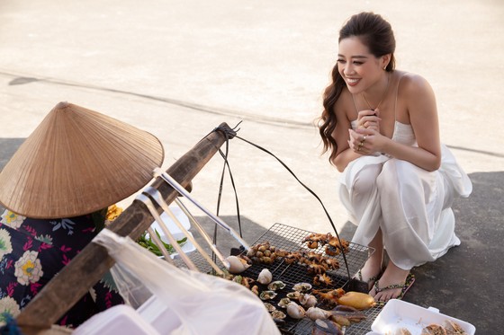 Hoa hậu Khánh Vân khám phá văn hóa, con người và cảnh đẹp Việt Nam ảnh 9