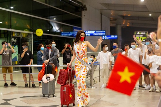 Hoa hậu Khánh Vân chính thức lên đường sang Mỹ chinh phục Miss Universe ảnh 8