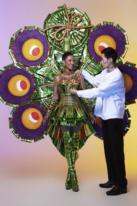 Trang phục dân tộc độc đáo của Kim Duyên tại Miss Universe 2021 ảnh 1