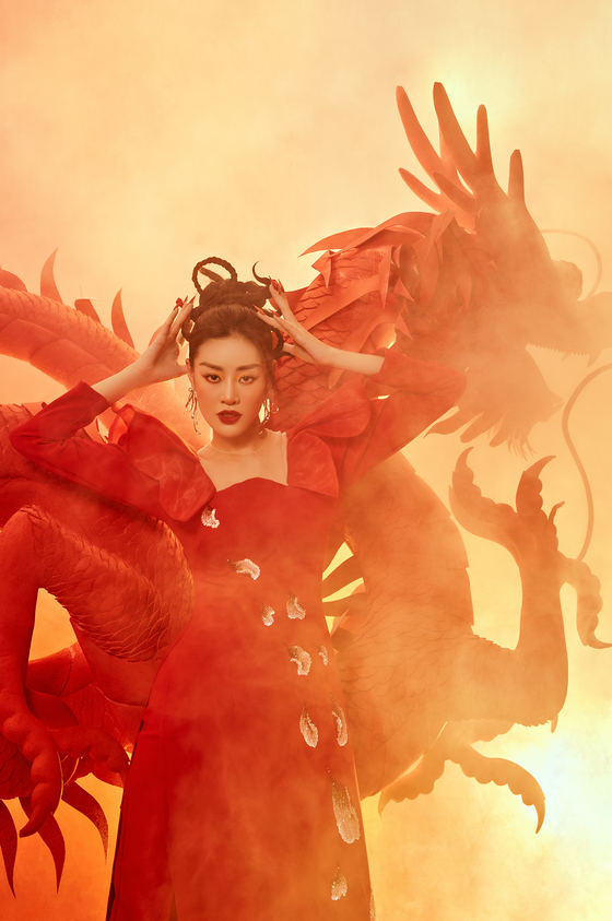 Bộ ảnh Tết Nhâm Dần cùng hình tượng rồng của Hoa hậu Khánh Vân ảnh 3