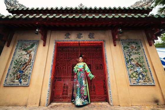 Hoa hậu Khánh Vân khoe sắc với áo dài những ngày đầu năm mới ảnh 1